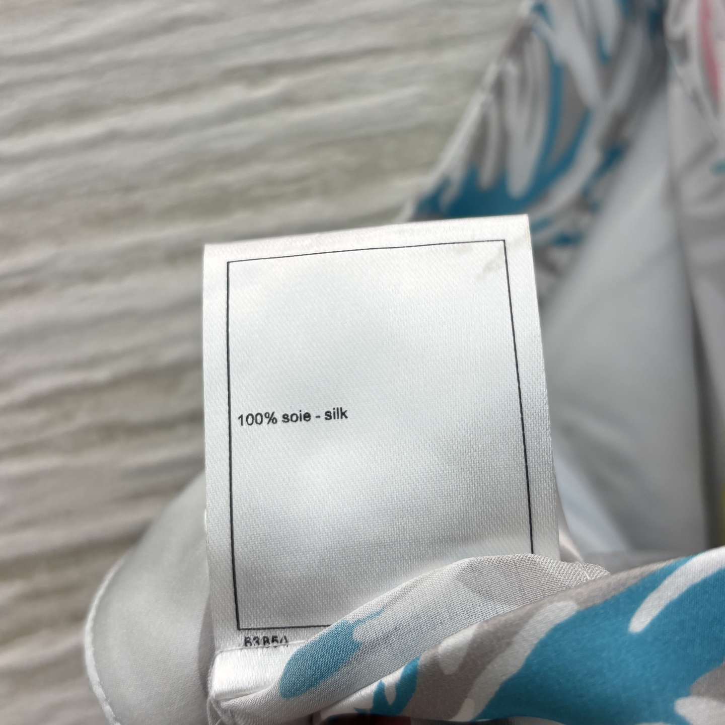 小香25早秋走秀新款 彩色羽毛荷叶印花真丝直筒裤  版型上身显瘦又显高 直筒裤型轻松穿出大长腿 面料舒适