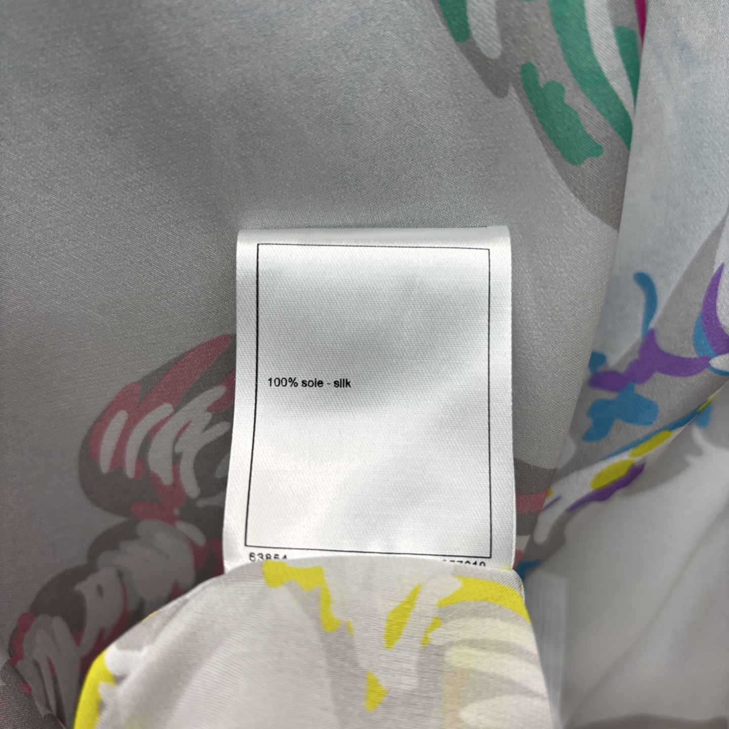 小香25早秋走秀新款 羽毛印花珠片压褶桑蚕丝衬衫  叠层式百褶翻领设计 100 ％桑蚕真丝面料 宽松版型