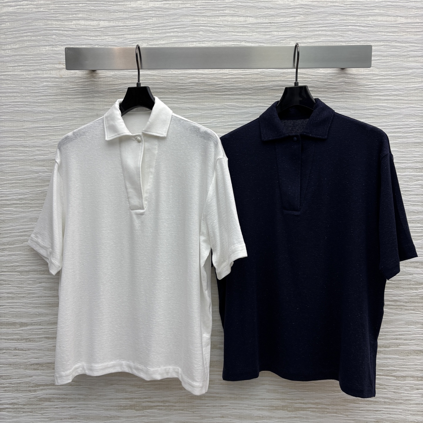 L春夏 polo领亚麻T恤 采用雪花纹亚麻混纺面料 宽松版型和直筒线条设计 随性精致 两色SML 