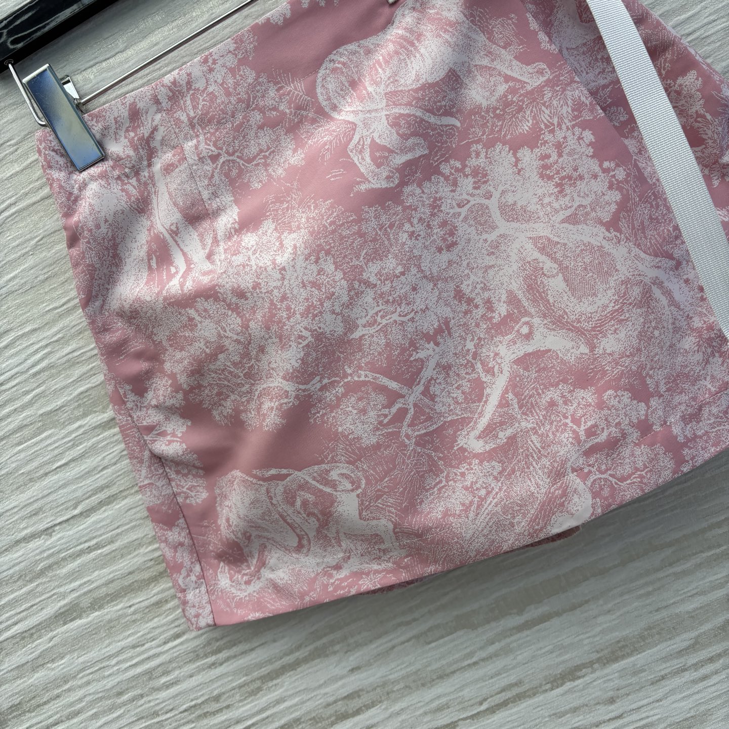 D家 25夏季新款 丛林动物印花高腰搭片短裤裙 一系列搭配上身复古又时髦有型 高腰A字搭片设计短裤裙 上