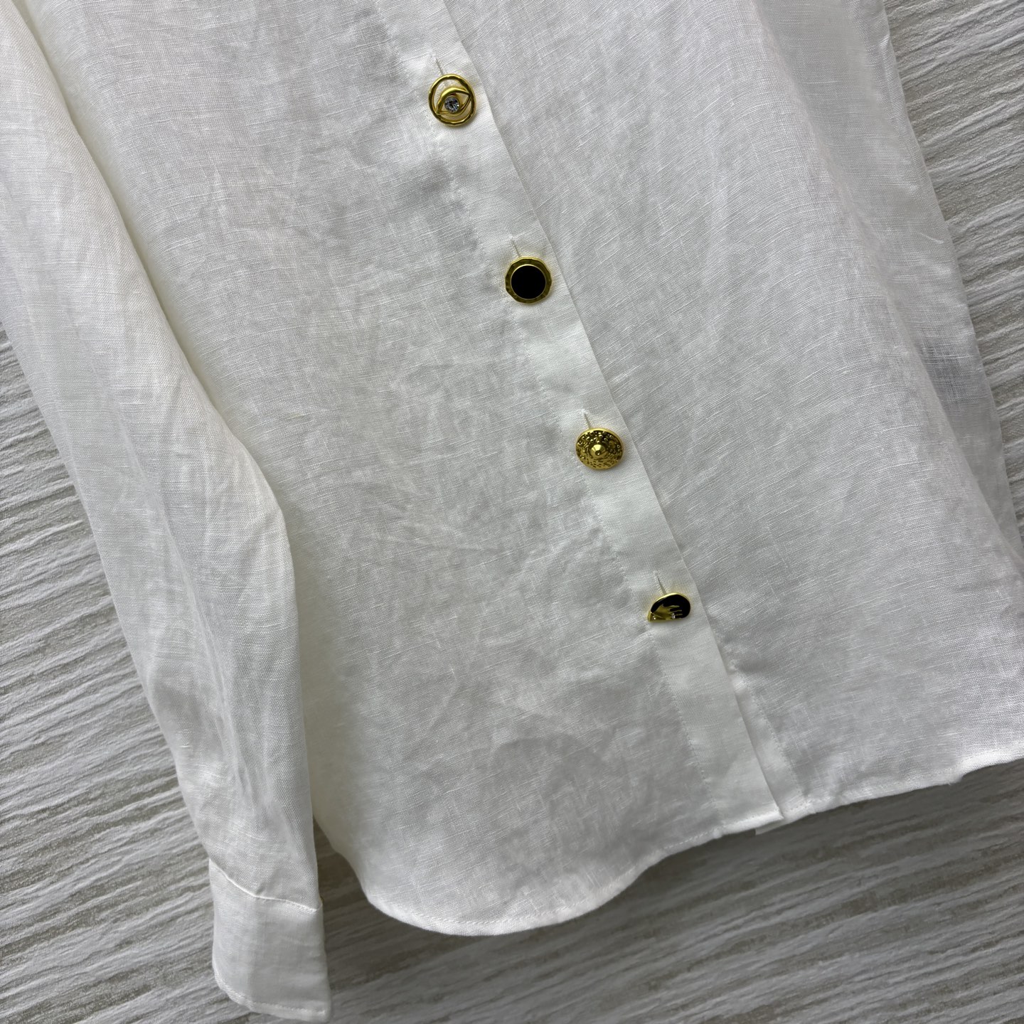 Sch家 25新款 异扣装饰亚麻衬衫 一边独袖设计 个性不张扬 定制亚麻面料质感立挺有型 经典 宽松版型