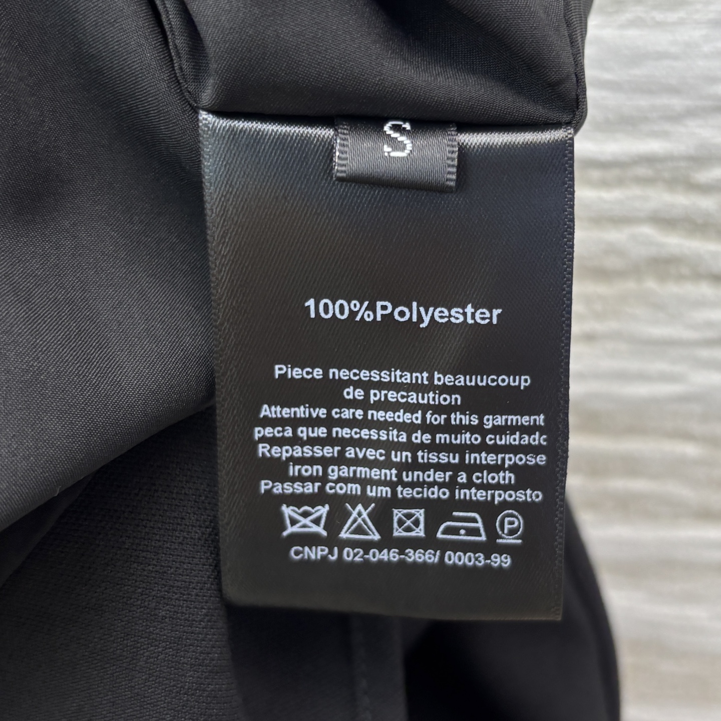 四个码数SMLXL Sch家25春夏 异形扣装饰半身裙 立体a字裙摆 上身超拉比例感 缎面面料 异形扣装