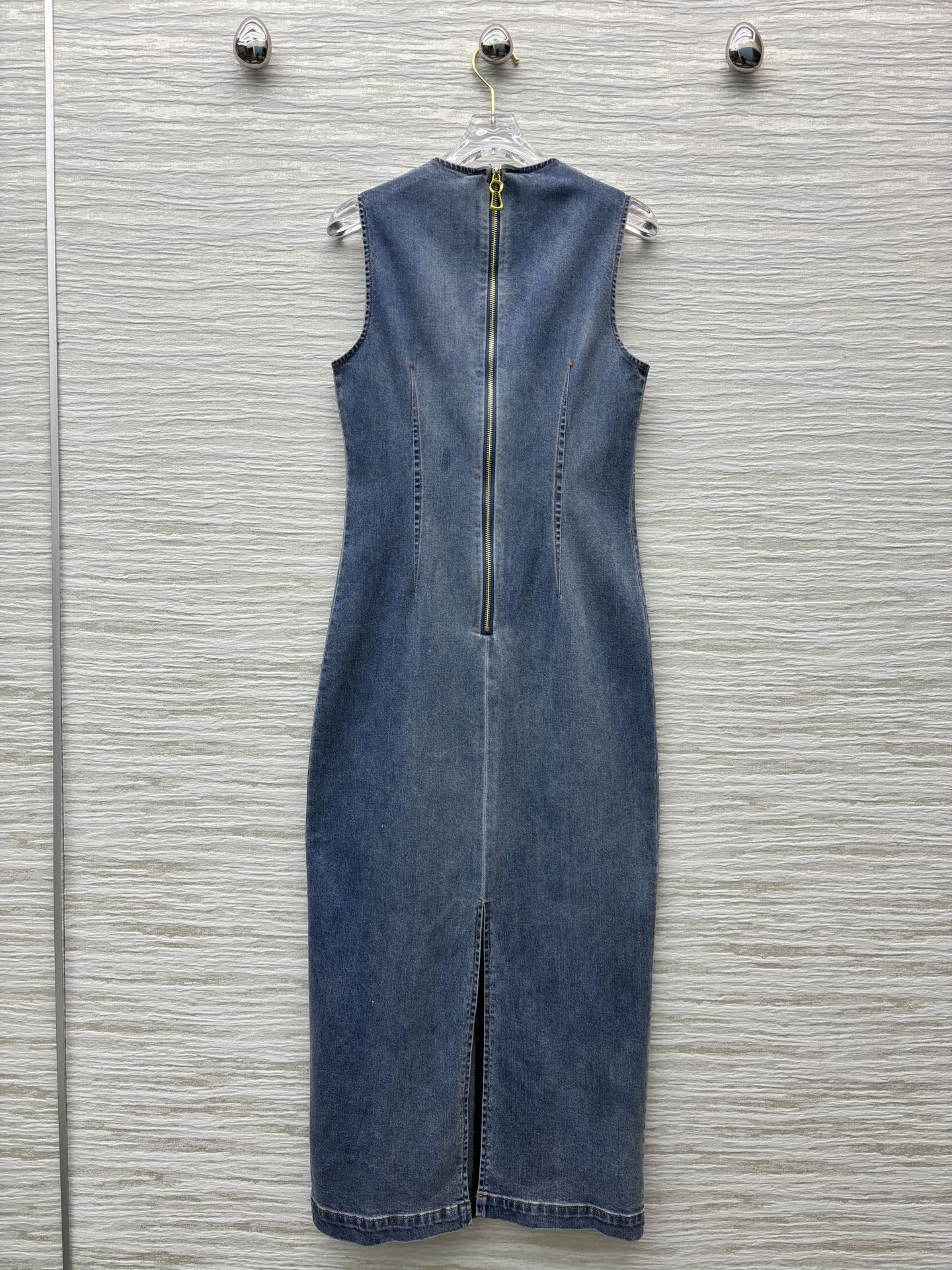 Sch家 25新款 金色钥匙装饰牛仔无袖连衣裙 弹力牛仔面料 立体剪裁展现出肩颈线条柔美流畅  是低调的