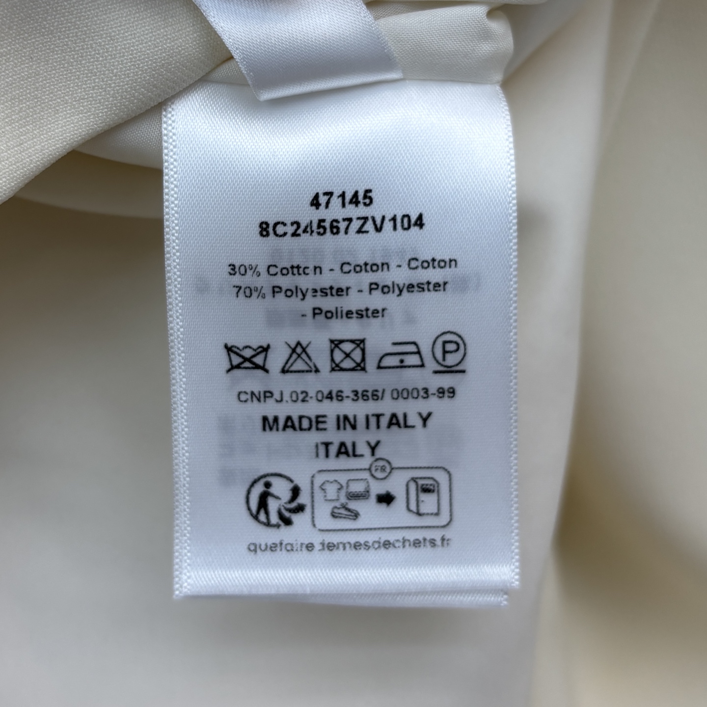 D家 25春夏新款 双口袋装饰无袖连衣裙 直筒造型设计 立体修身的版型剪裁 肩金扣装饰   气场气质拿捏