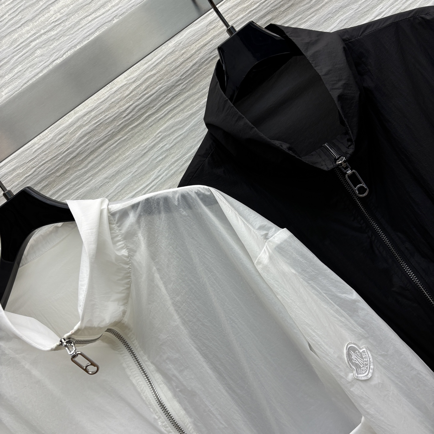 Mo家 25春夏新款 立领拉链式防晒外套 袖子经典的品牌Logo点缀 简约又时髦 版型以经典实穿为核心 