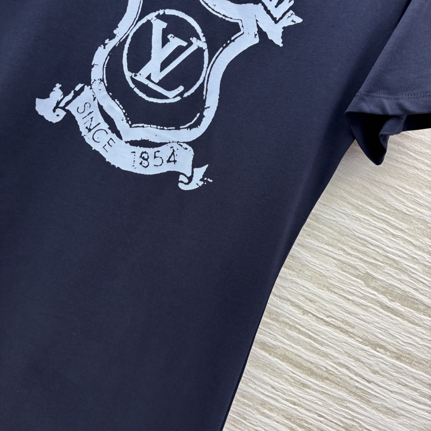 L家 25夏季新款 logo徽标印花短袖T恤连衣裙 柔软透气的棉质面料 轻薄舒适 圆领左肩金属拉链装饰 