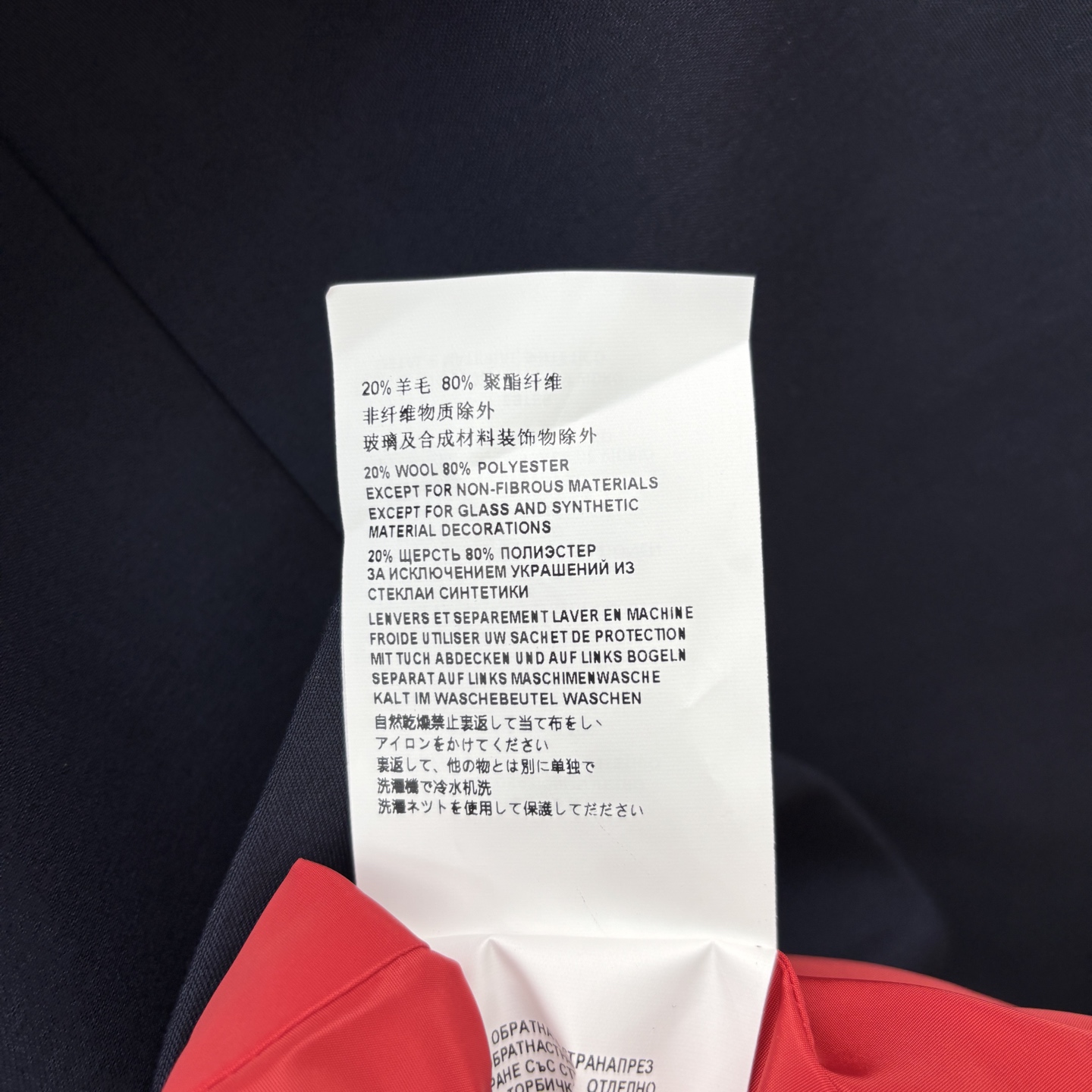 Miu家 25早秋新款 撞色连帽深蓝色西装外套 撞色假两件连帽和袖口拼接红色设计恰到好处 很显高级感属于