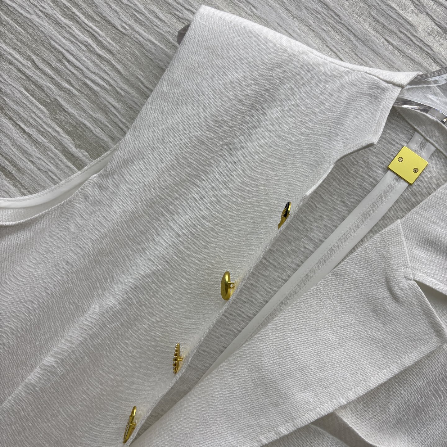 Sch家 25春夏 异形扣装饰亚麻马甲 特别适合春夏的不费力穿搭 实穿性很强 任何单品叠穿 亚麻面料挺阔