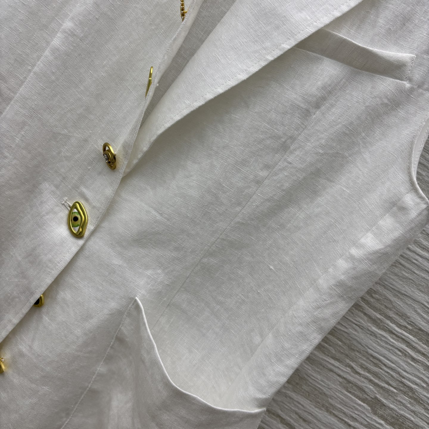 Sch家 25春夏 异形扣装饰亚麻马甲 特别适合春夏的不费力穿搭 实穿性很强 任何单品叠穿 亚麻面料挺阔