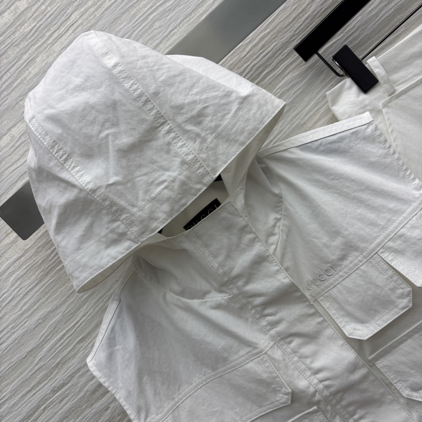 G家 25春夏 工装风牛仔套装 连帽短马甲上衣+口袋装饰工装直筒长裤  完美分割身材比例 超级显瘦显身材
