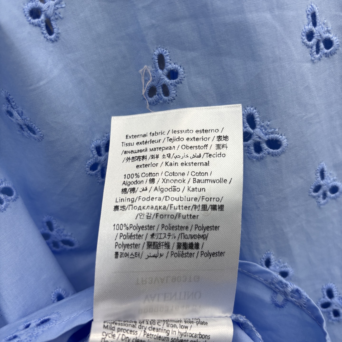 V家 25夏季镂空刺绣深V领翻领套头长袖上衣+高腰短裤 镂空刺绣纯棉面料 上身俏皮又尽显温柔 设计感超赞
