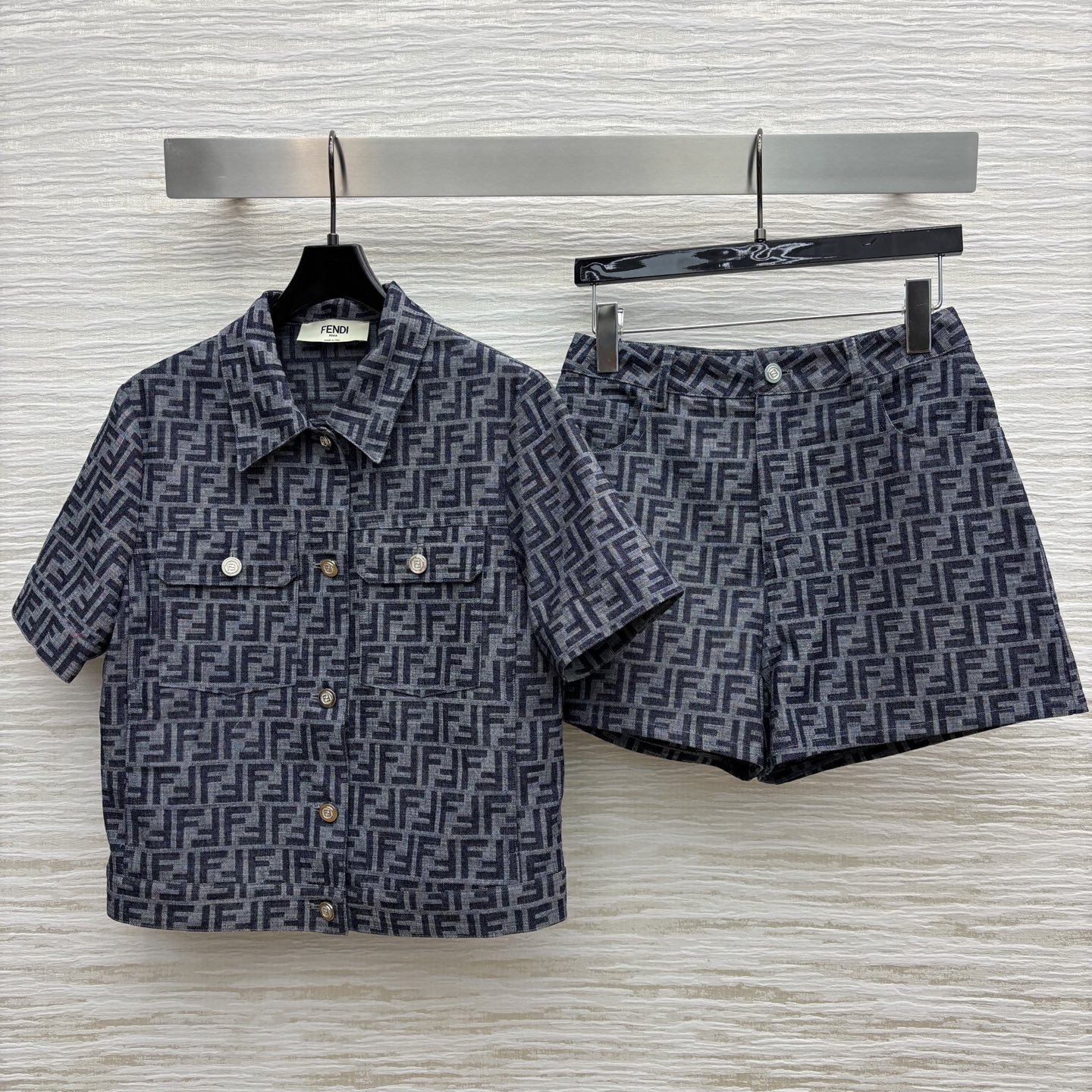 F家 25夏季新款 双F提花休闲牛仔系列 翻领短袖衬衣+高腰短裤 经典的双f提花牛仔面料 质感高级 老花