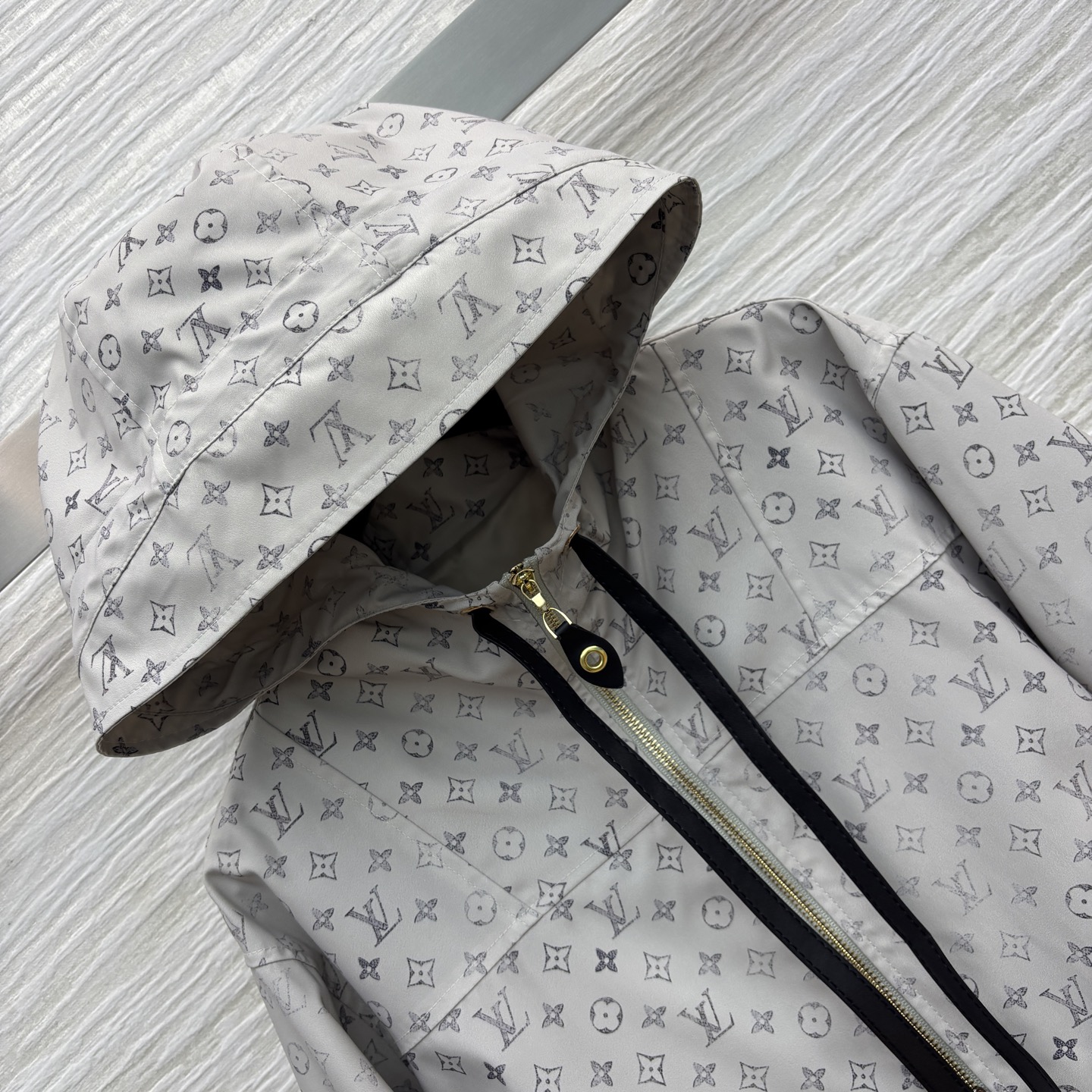 L家 25春夏 渐变字母印花派克外套若隐若现的logo很高级 连帽宽松外套帅气又时髦 清新又高级的调调 