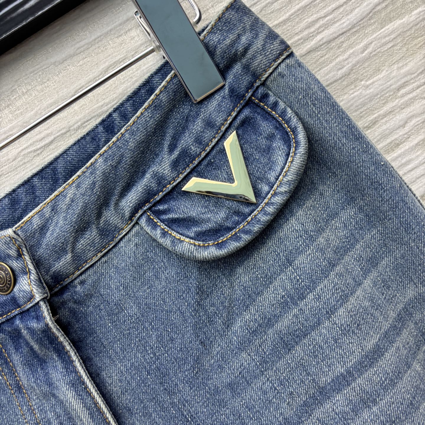 V家 25春夏 复古怀旧洗水直筒牛仔裤 V字金属装饰 直筒版型剪裁 随意搭配T恤或者衬衫都OK 百搭又藏