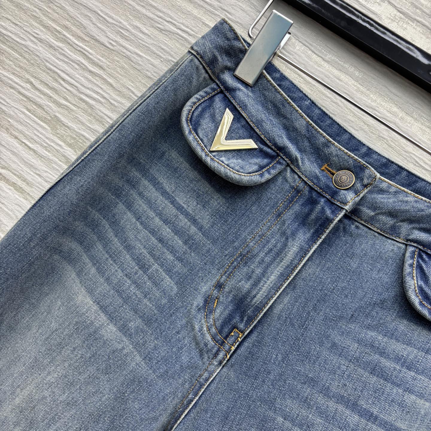 V家 25春夏 复古怀旧洗水直筒牛仔裤 V字金属装饰 直筒版型剪裁 随意搭配T恤或者衬衫都OK 百搭又藏