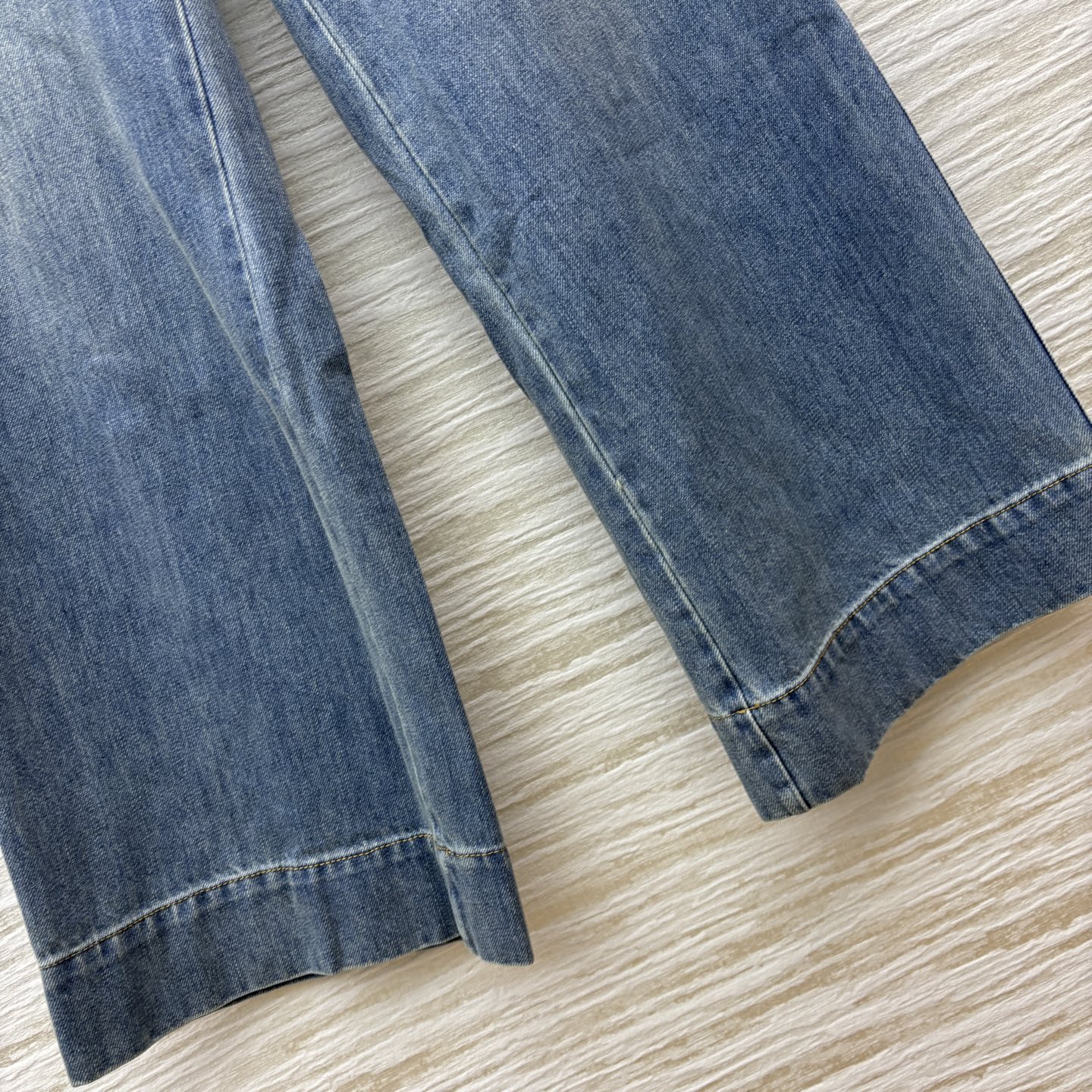V家 25春夏 复古怀旧洗水直筒牛仔裤 V字金属装饰 直筒版型剪裁 随意搭配T恤或者衬衫都OK 百搭又藏