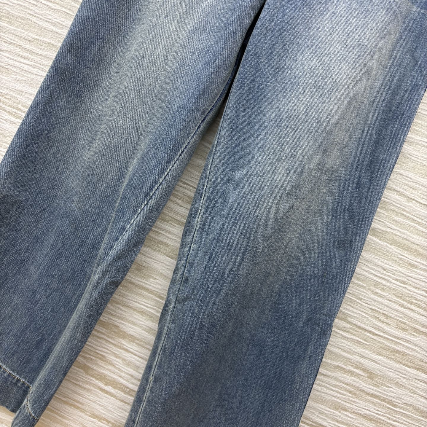 V家 25春夏 复古怀旧洗水直筒牛仔裤 V字金属装饰 直筒版型剪裁 随意搭配T恤或者衬衫都OK 百搭又藏