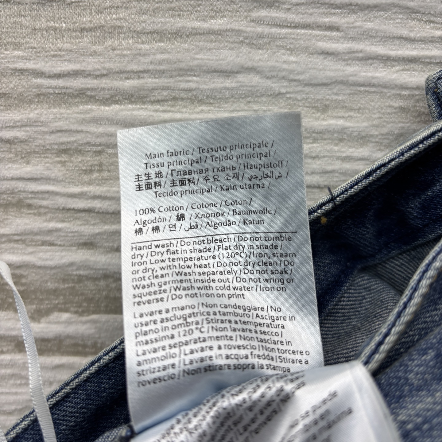 V家 25春夏 复古怀旧洗水直筒牛仔裤 V字金属装饰 直筒版型剪裁 随意搭配T恤或者衬衫都OK 百搭又藏