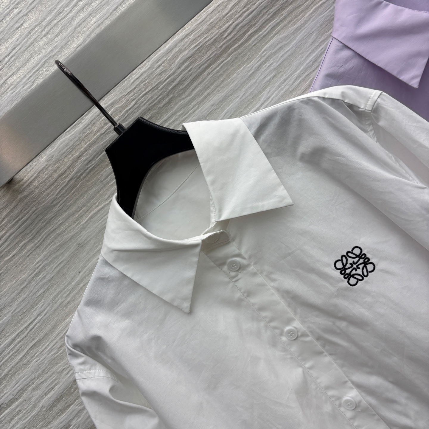 LW家 25年早秋 撞色袖口设计翻领衬衫 娃娃款版型 刺绣logo点缀 既清爽又舒适 上身随性又好看 不