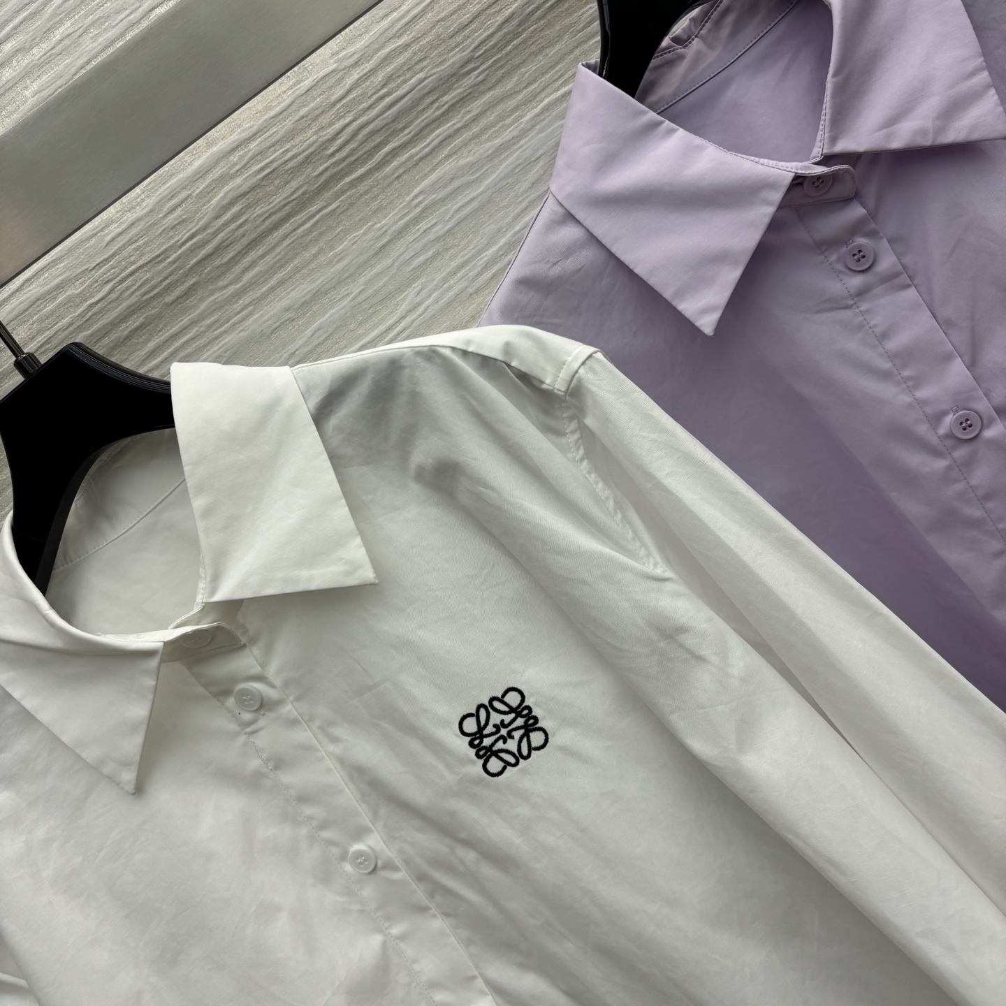 LW家 25年早秋 撞色袖口设计翻领衬衫 娃娃款版型 刺绣logo点缀 既清爽又舒适 上身随性又好看 不