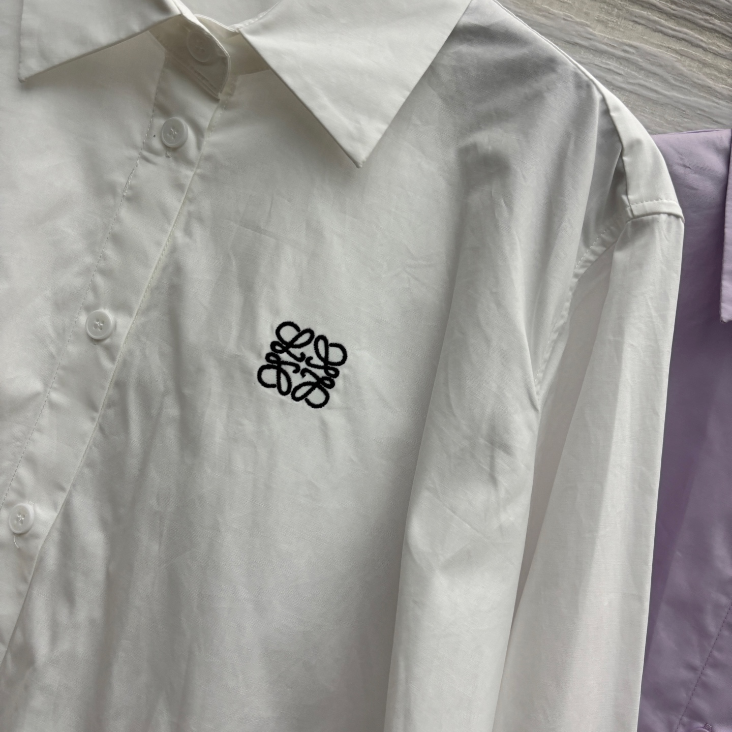 LW家 25年早秋 撞色袖口设计翻领衬衫 娃娃款版型 刺绣logo点缀 既清爽又舒适 上身随性又好看 不