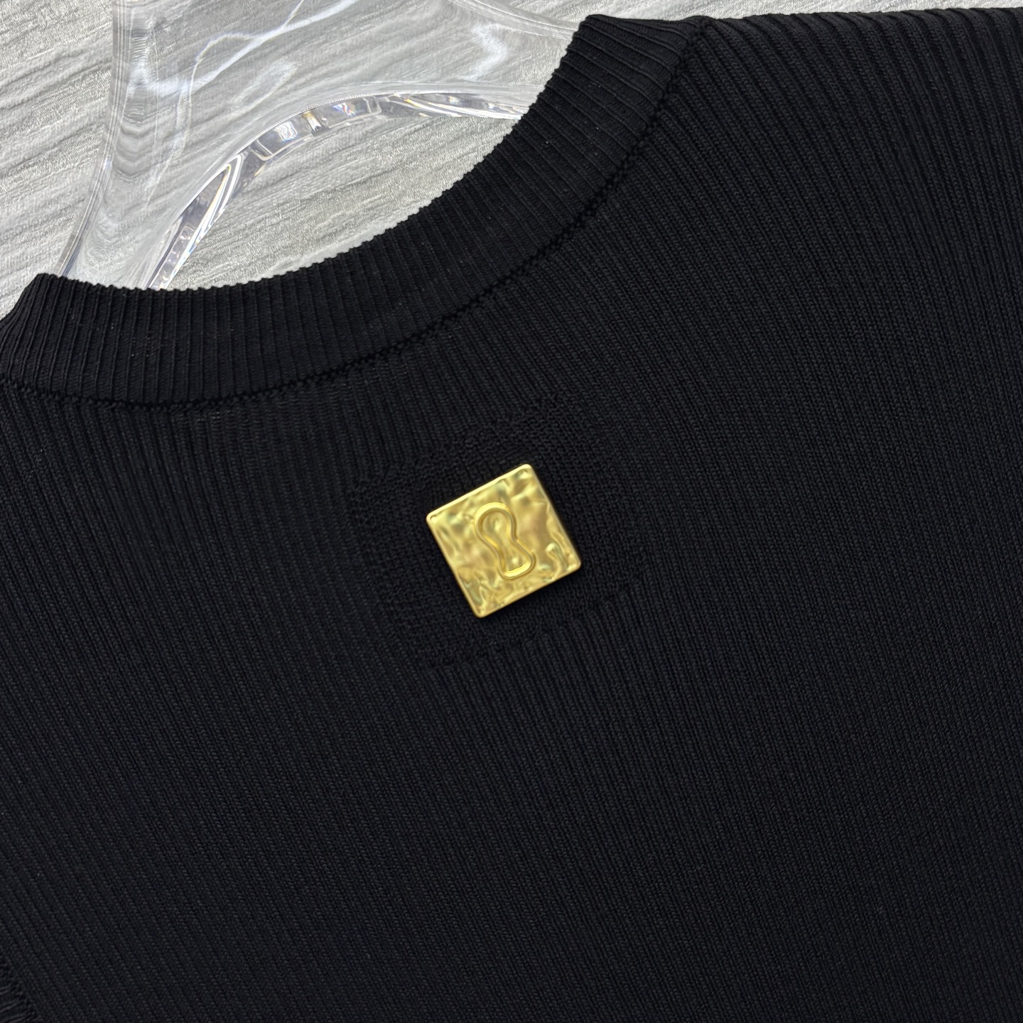 Sch家 25新款 金属钥匙装饰无袖针织连衣裙 无袖设计  展现出肩颈线条柔美流畅  是低调的性感  修