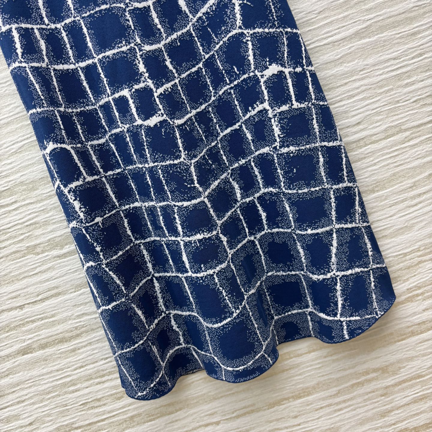 Sch家 25早秋 青蓝色鳄纹无袖针织连衣裙 风格简约又带点独特纹理感 整体给人一种利落 时尚的感觉 适