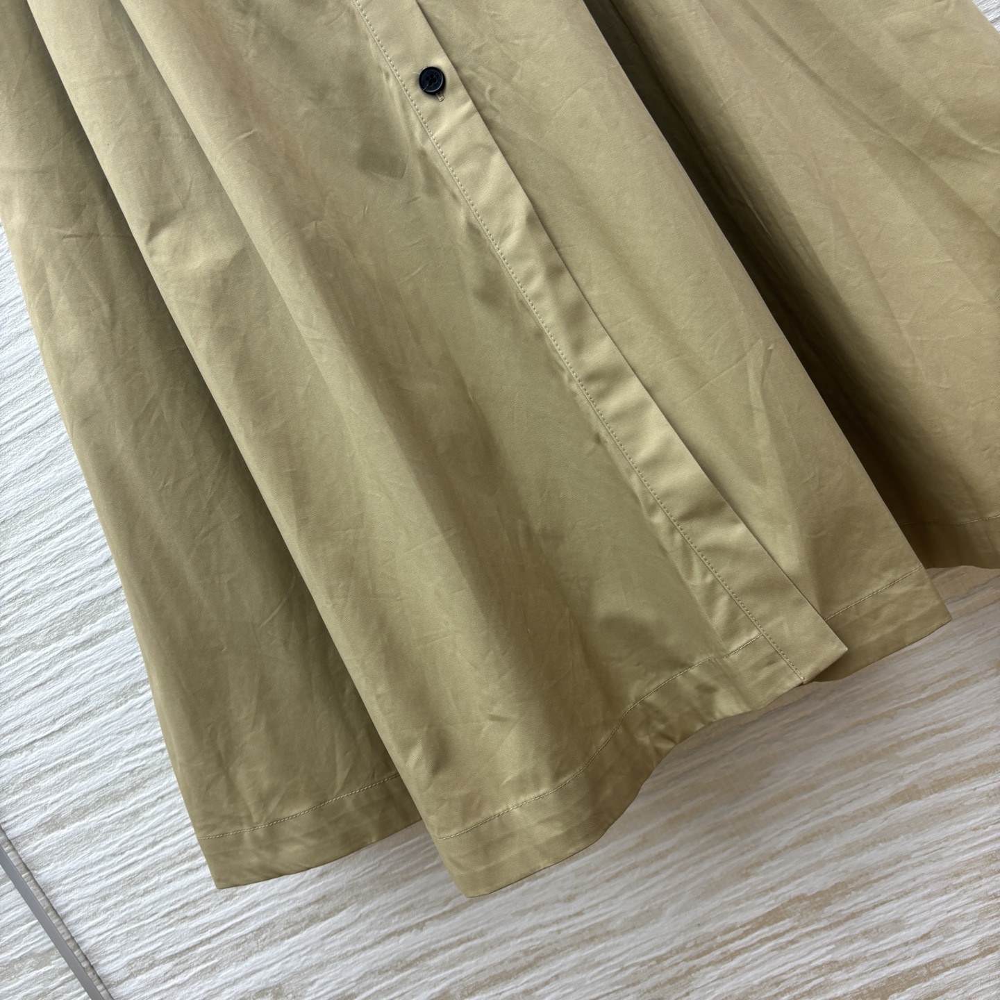 D家 25春夏新款 翻领无袖衬衫连衣裙 定制的纯棉面料 立体大裙摆设计 腰部搭配了本布腰带设计logo刺
