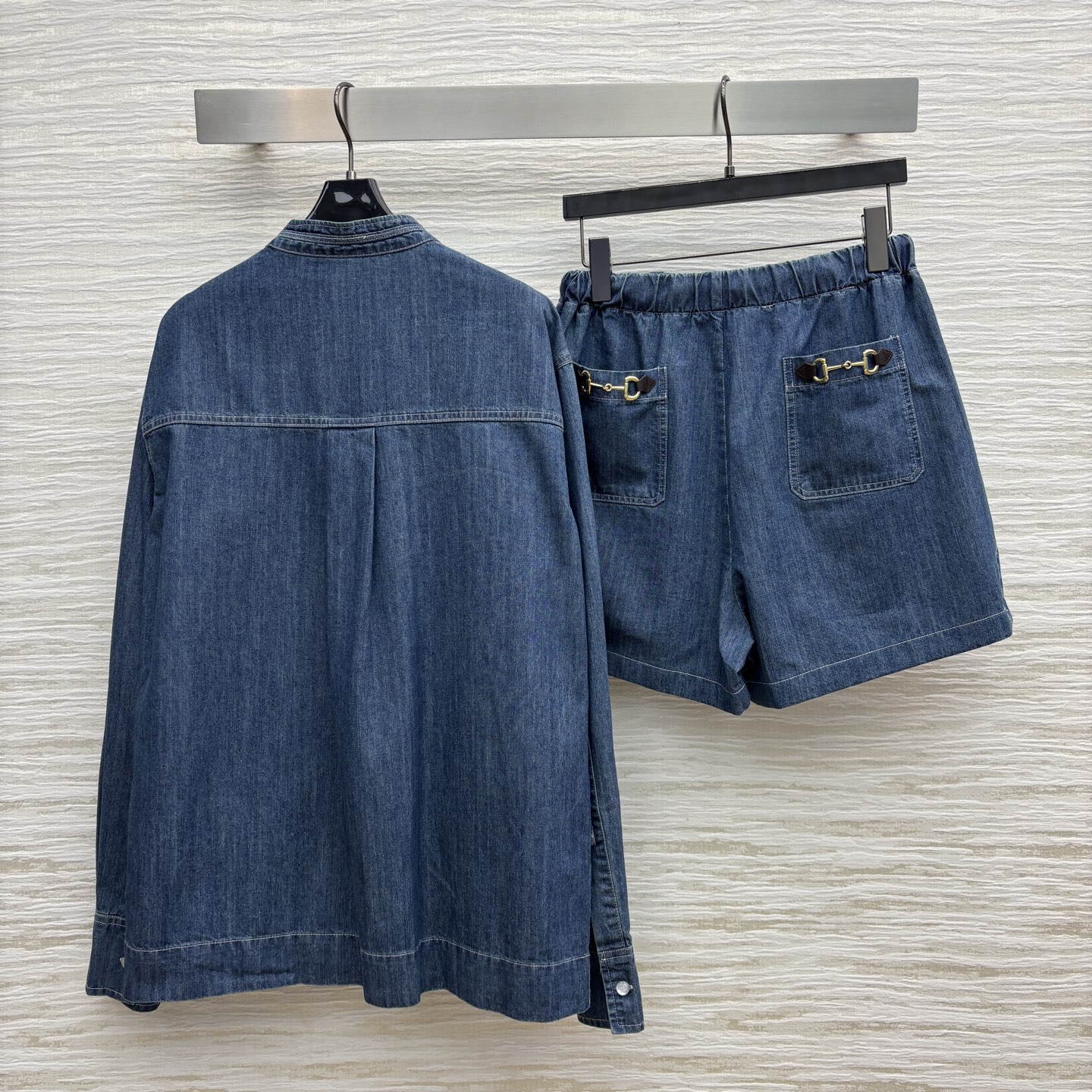 G家 25春夏新品 马衔扣装饰牛仔套装 圆领飘带长袖上衣+高腰短裤 时髦精必备 自带利落帅气时尚感 蓝色