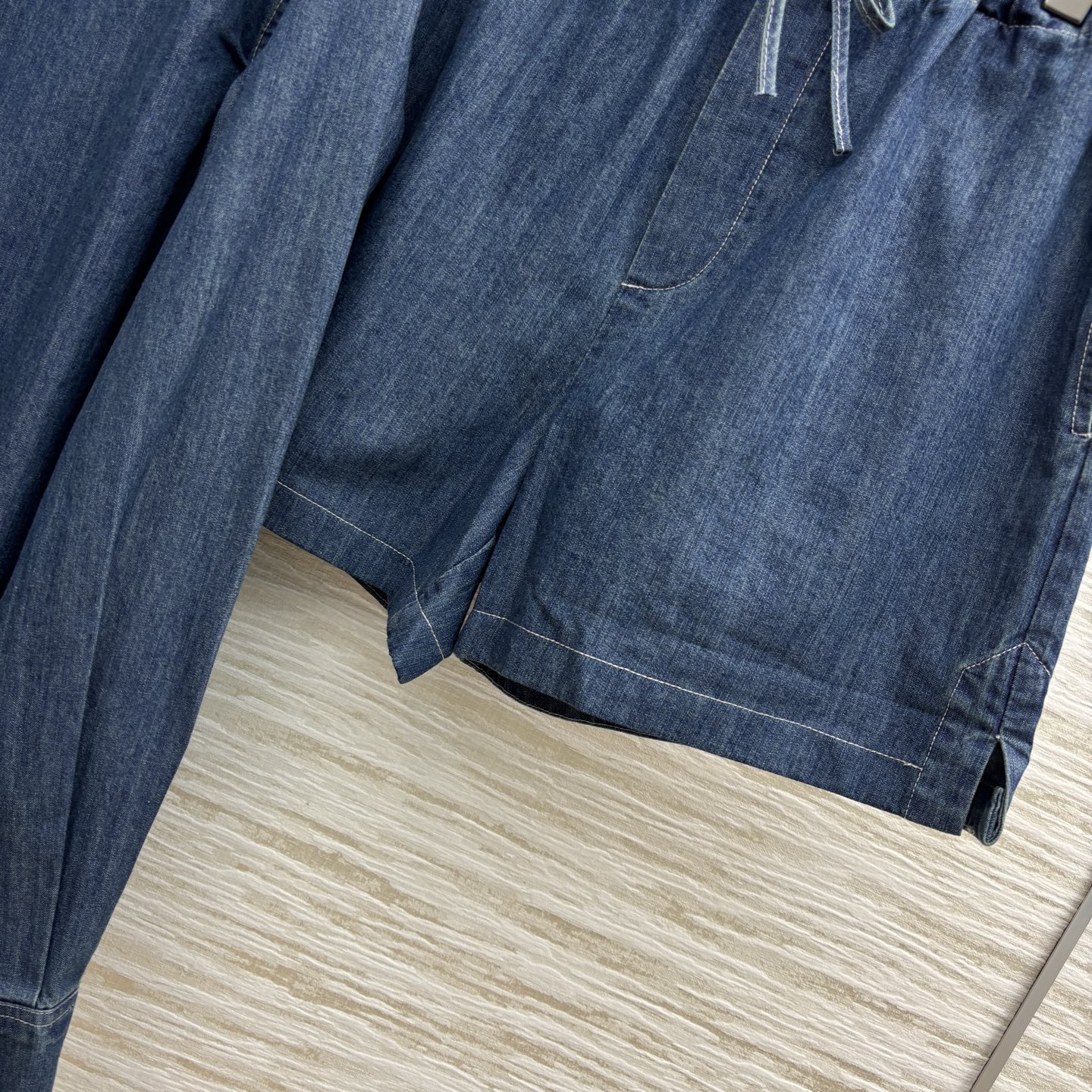 G家 25春夏新品 马衔扣装饰牛仔套装 圆领飘带长袖上衣+高腰短裤 时髦精必备 自带利落帅气时尚感 蓝色