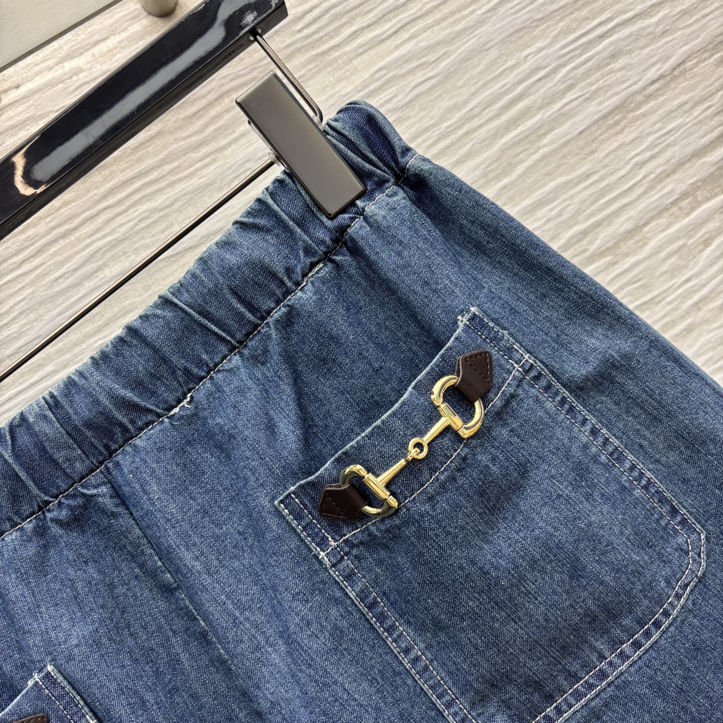 G家 25春夏新品 马衔扣装饰牛仔套装 圆领飘带长袖上衣+高腰短裤 时髦精必备 自带利落帅气时尚感 蓝色