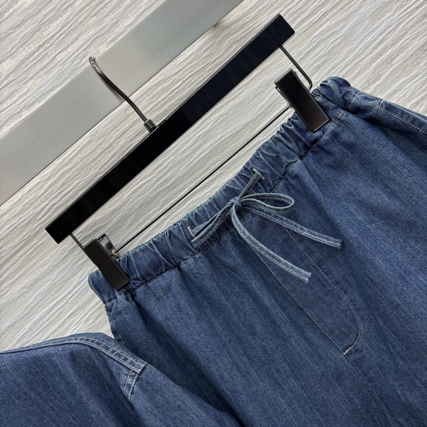 G家 25春夏新品 马衔扣装饰牛仔套装 圆领飘带长袖上衣+高腰短裤 时髦精必备 自带利落帅气时尚感 蓝色