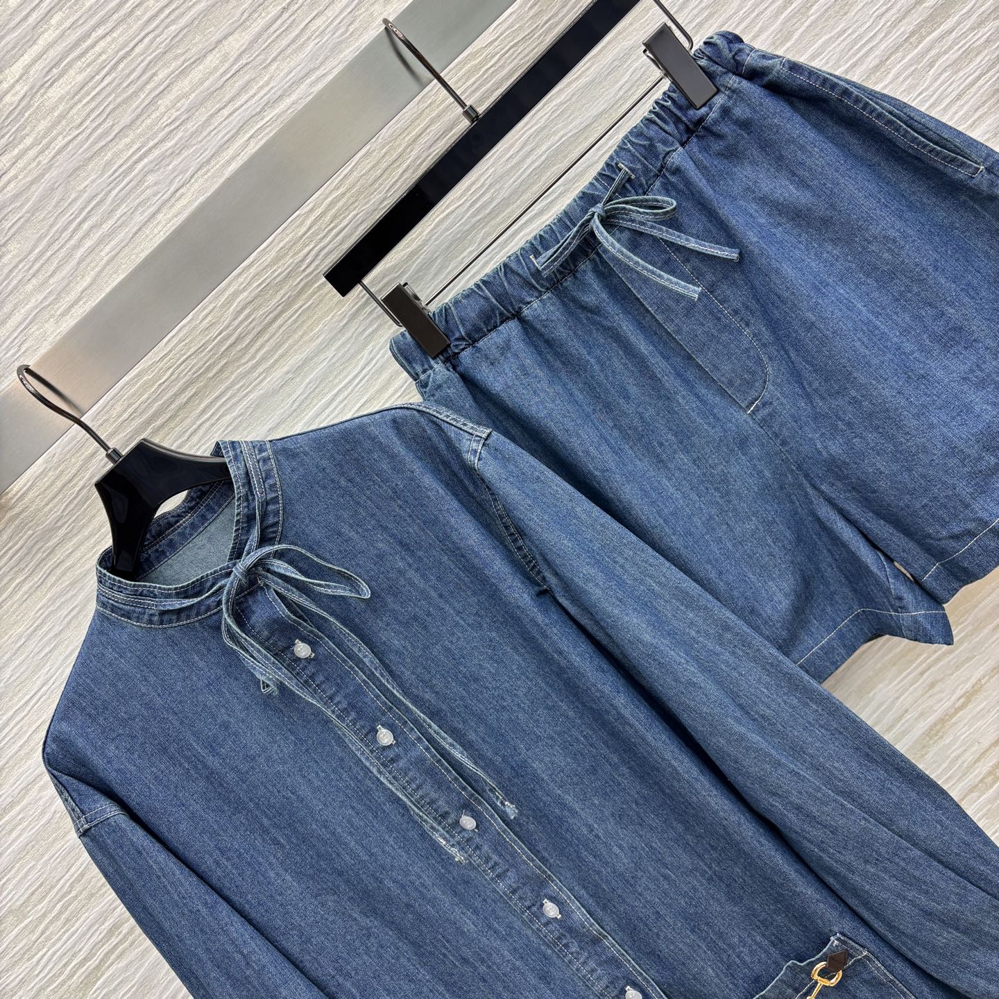 G家 25春夏新品 马衔扣装饰牛仔套装 圆领飘带长袖上衣+高腰短裤 时髦精必备 自带利落帅气时尚感 蓝色