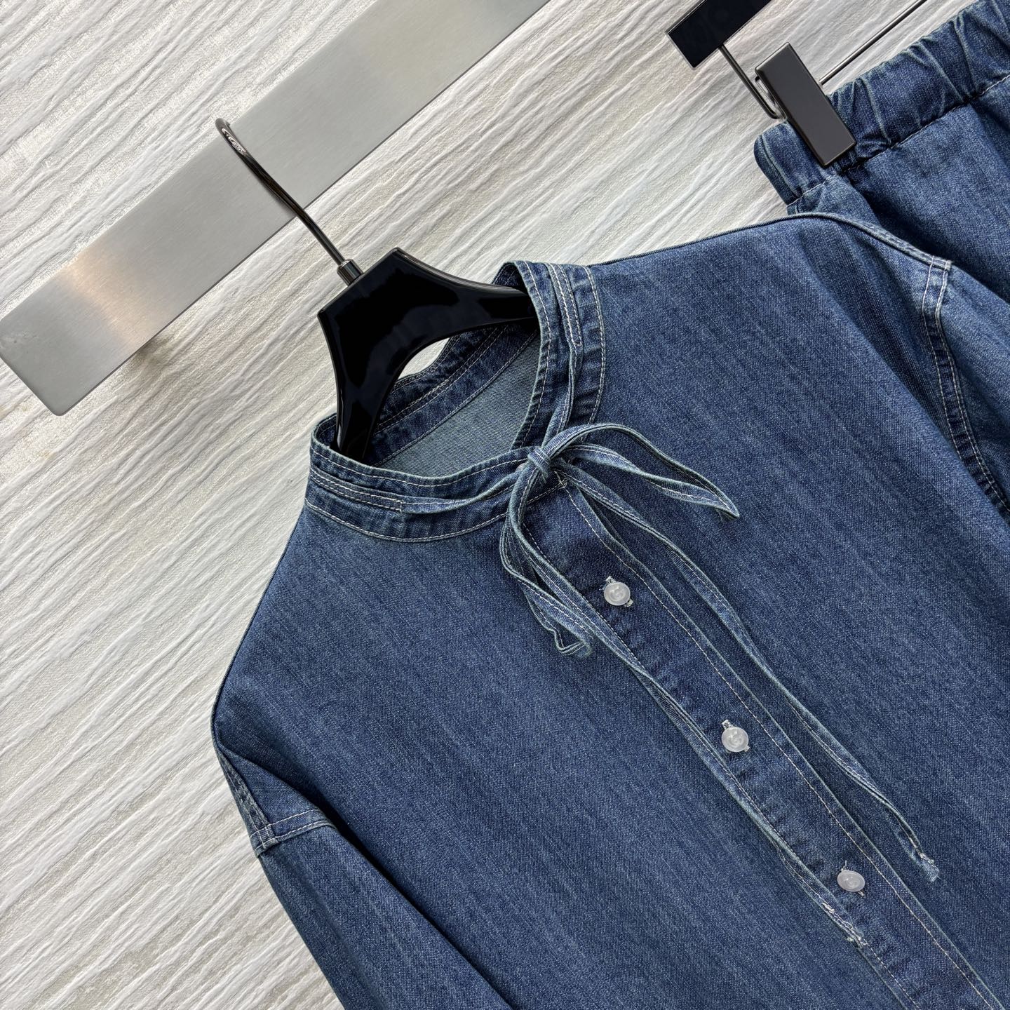G家 25春夏新品 马衔扣装饰牛仔套装 圆领飘带长袖上衣+高腰短裤 时髦精必备 自带利落帅气时尚感 蓝色