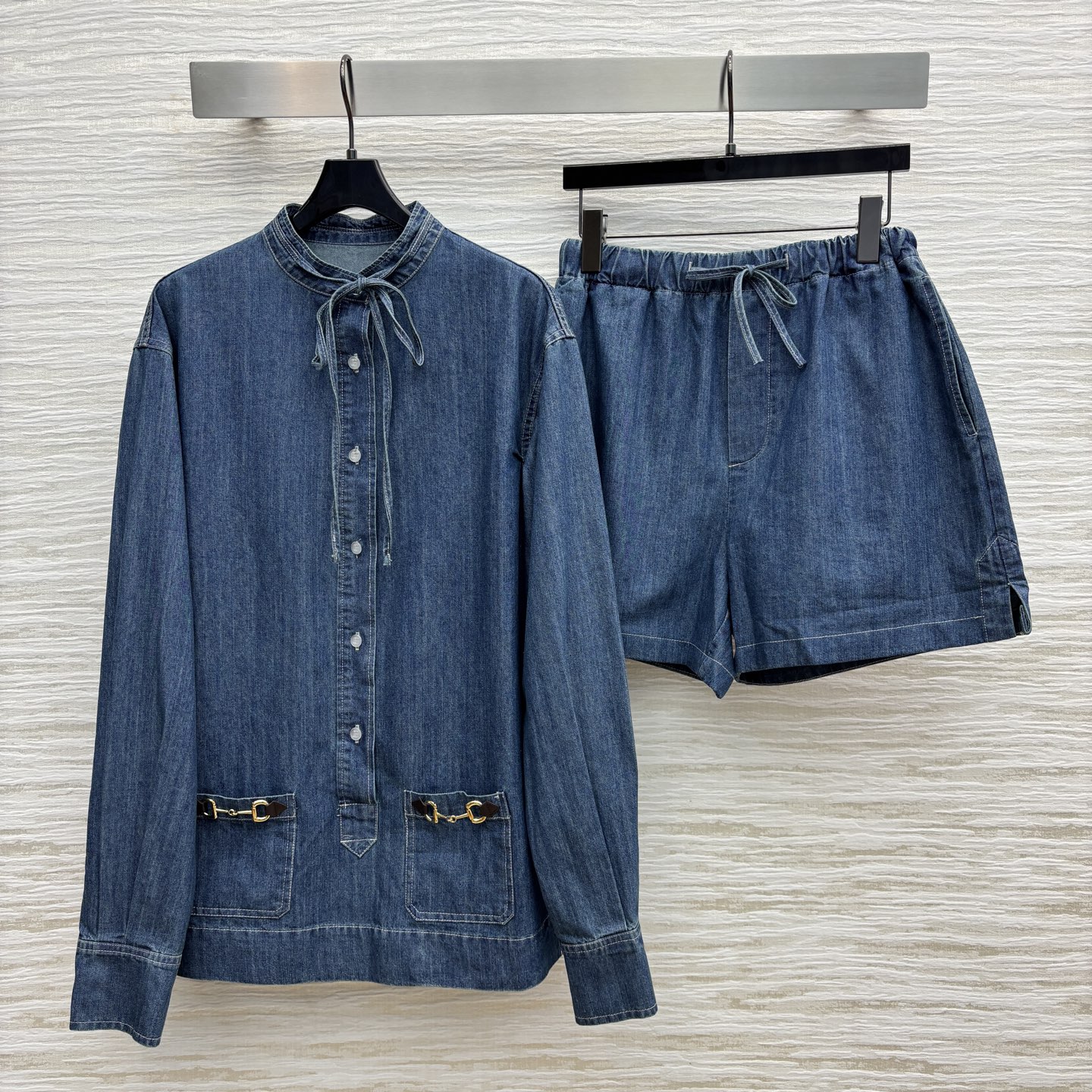 G家 25春夏新品 马衔扣装饰牛仔套装 圆领飘带长袖上衣+高腰短裤 时髦精必备 自带利落帅气时尚感 蓝色