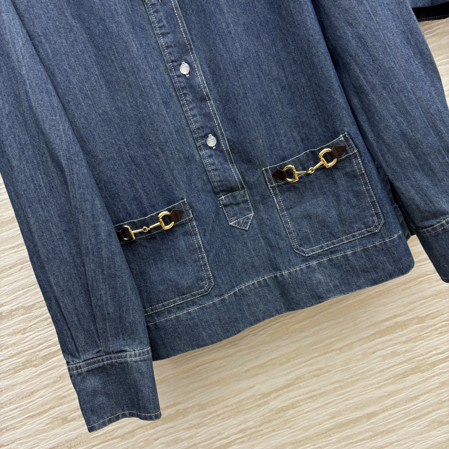 G家 25春夏新品 马衔扣装饰牛仔套装 圆领飘带长袖上衣+高腰短裤 时髦精必备 自带利落帅气时尚感 蓝色