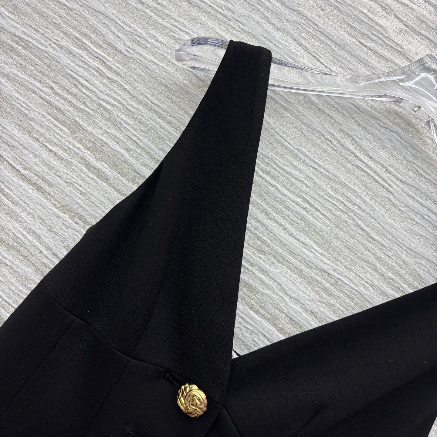 Sch家 25新款 异形扣装饰背心上衣 后背搭配金色链条设计 简约却不简单   V领修饰颈部线条  修饰