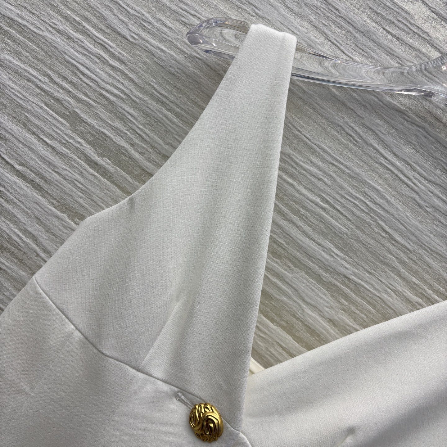 Sch家 25新款 异形扣装饰背心上衣 后背搭配金色链条设计 简约却不简单   V领修饰颈部线条  修饰
