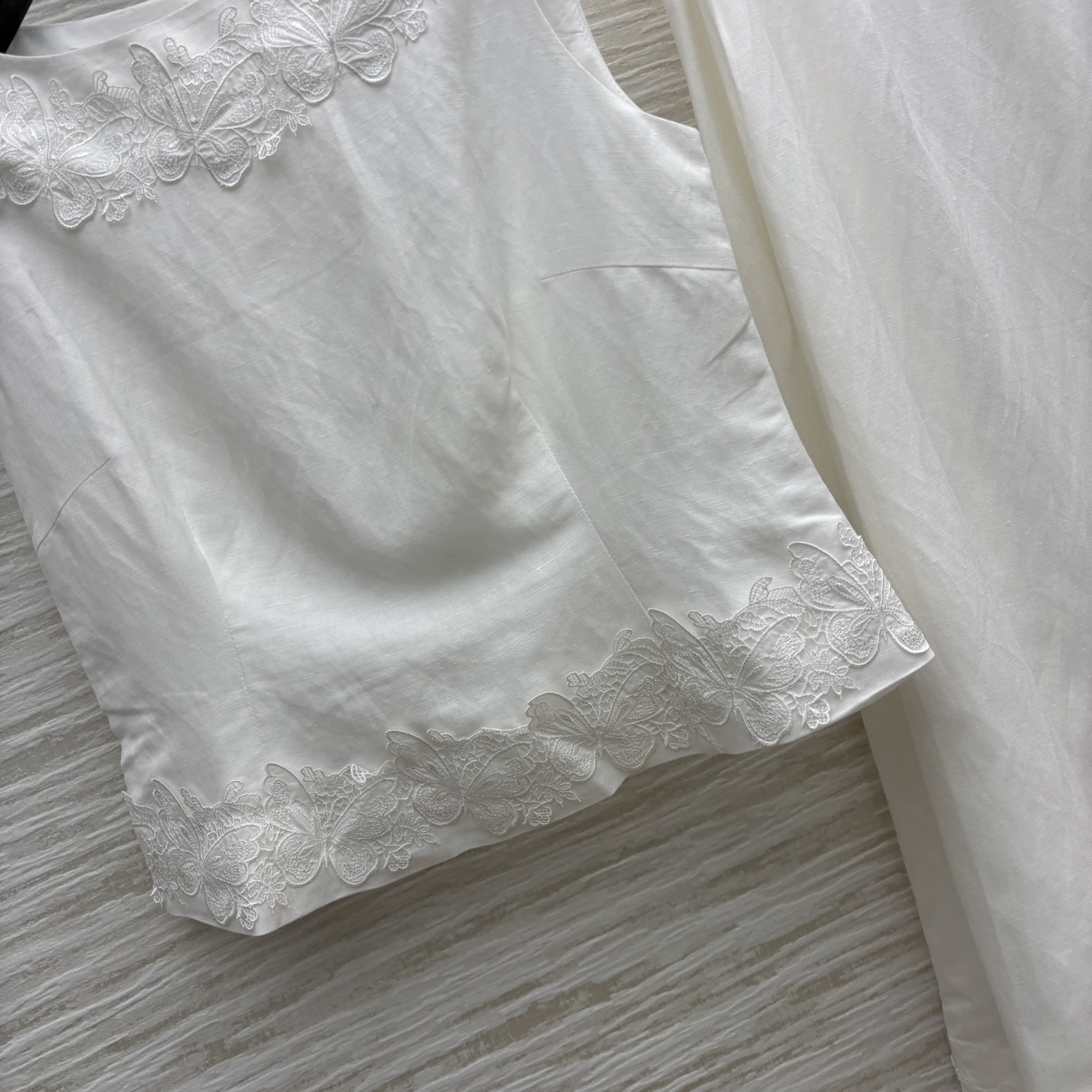 V家 25夏季新款 亚麻极简套装 马甲外套+高腰伞型半裙 提花点辍 一套上身干练优雅又高级 进口面料质感