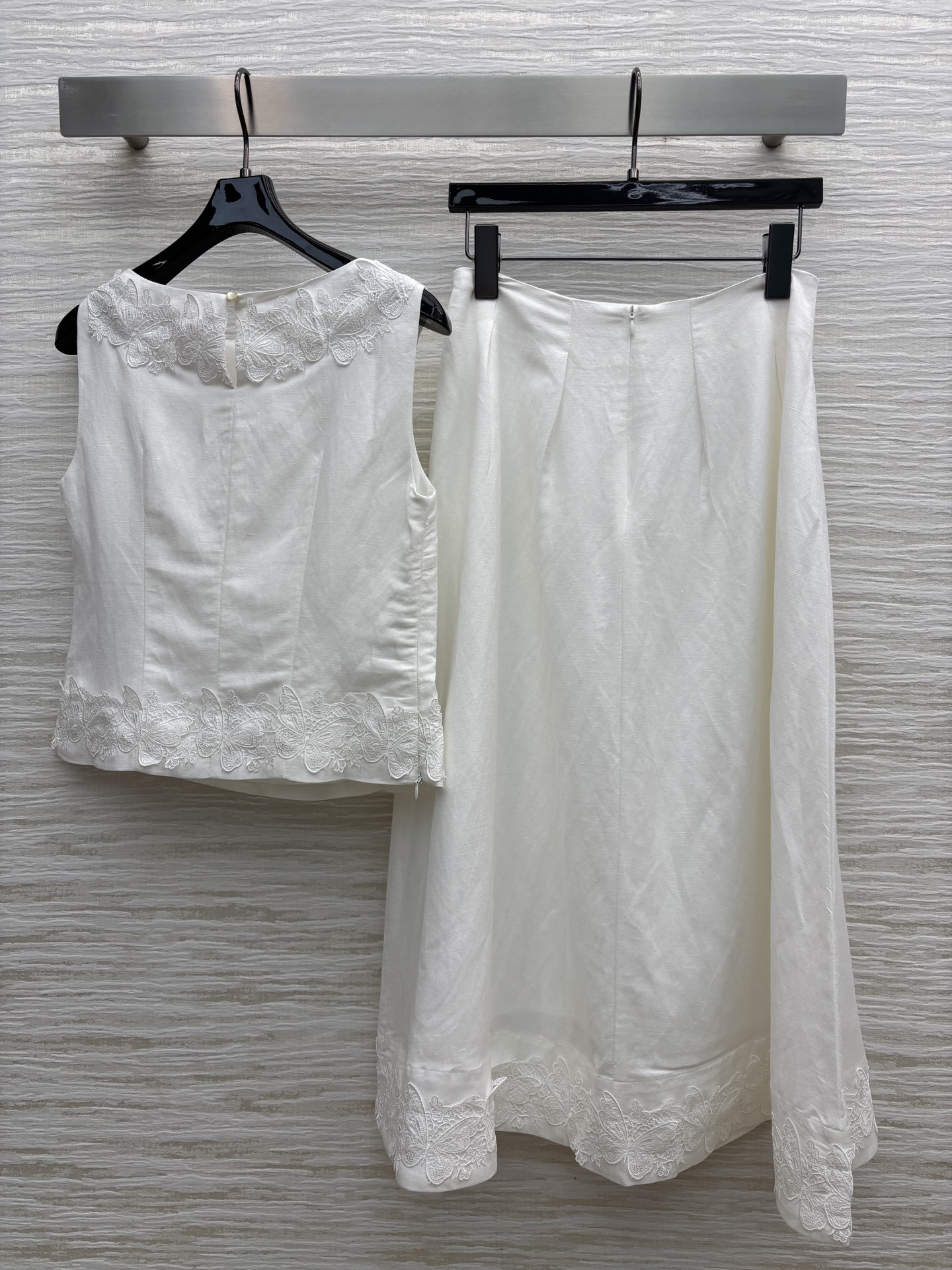 V家 25夏季新款 亚麻极简套装 马甲外套+高腰伞型半裙 提花点辍 一套上身干练优雅又高级 进口面料质感