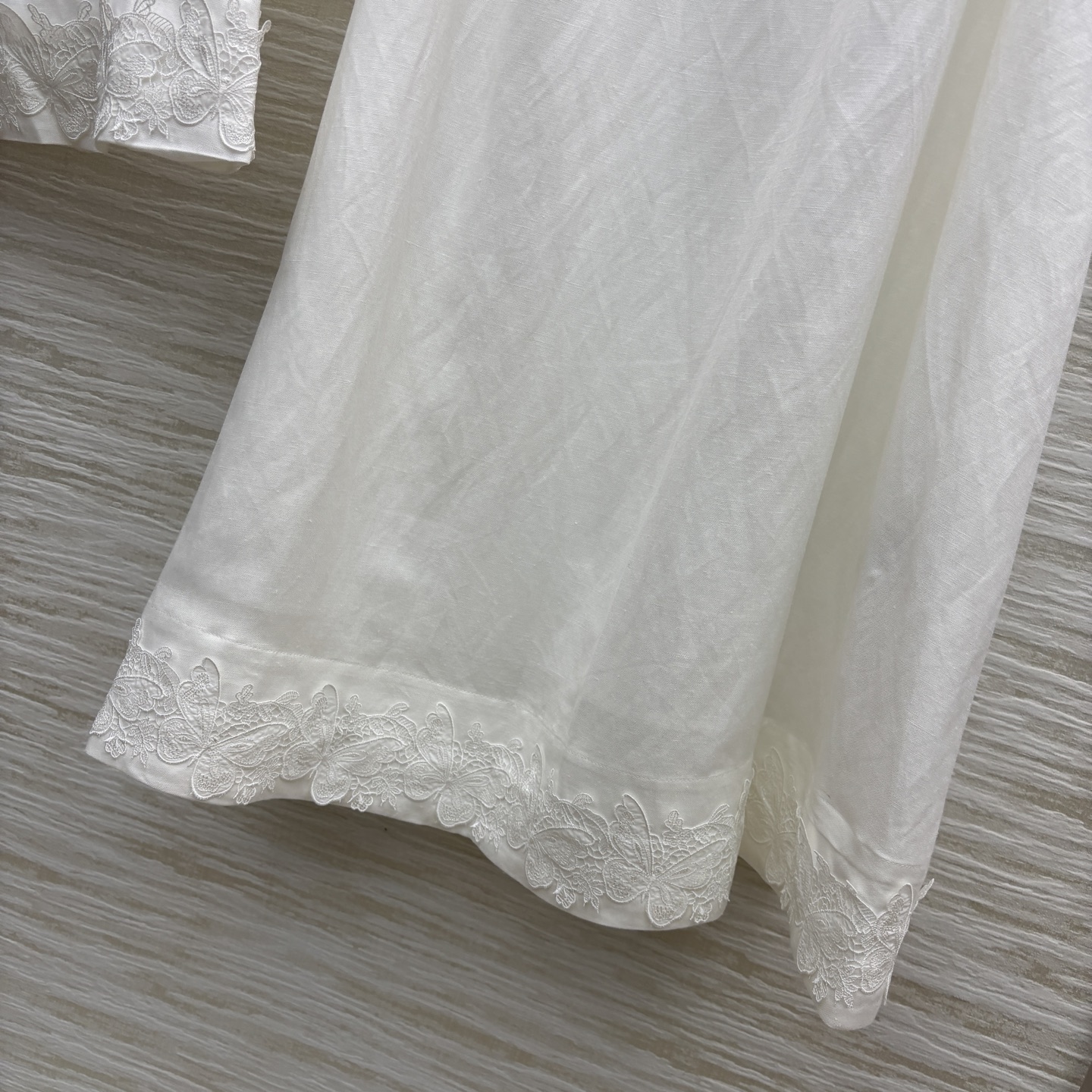 V家 25夏季新款 亚麻极简套装 马甲外套+高腰伞型半裙 提花点辍 一套上身干练优雅又高级 进口面料质感