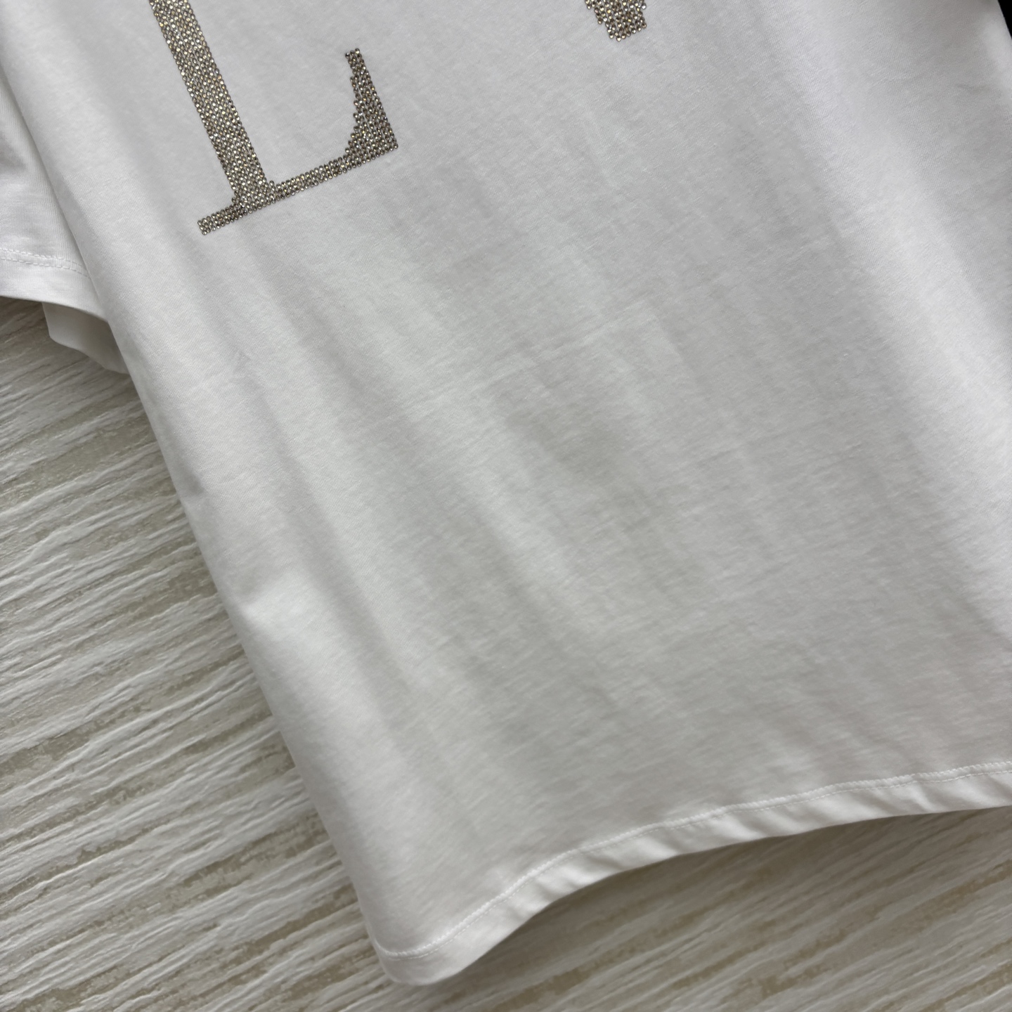 L家 25夏季新款 烫钻logo短袖T恤  胸前 logo字母烫钻装饰 时尚又个性 超级百搭 经典的圆领