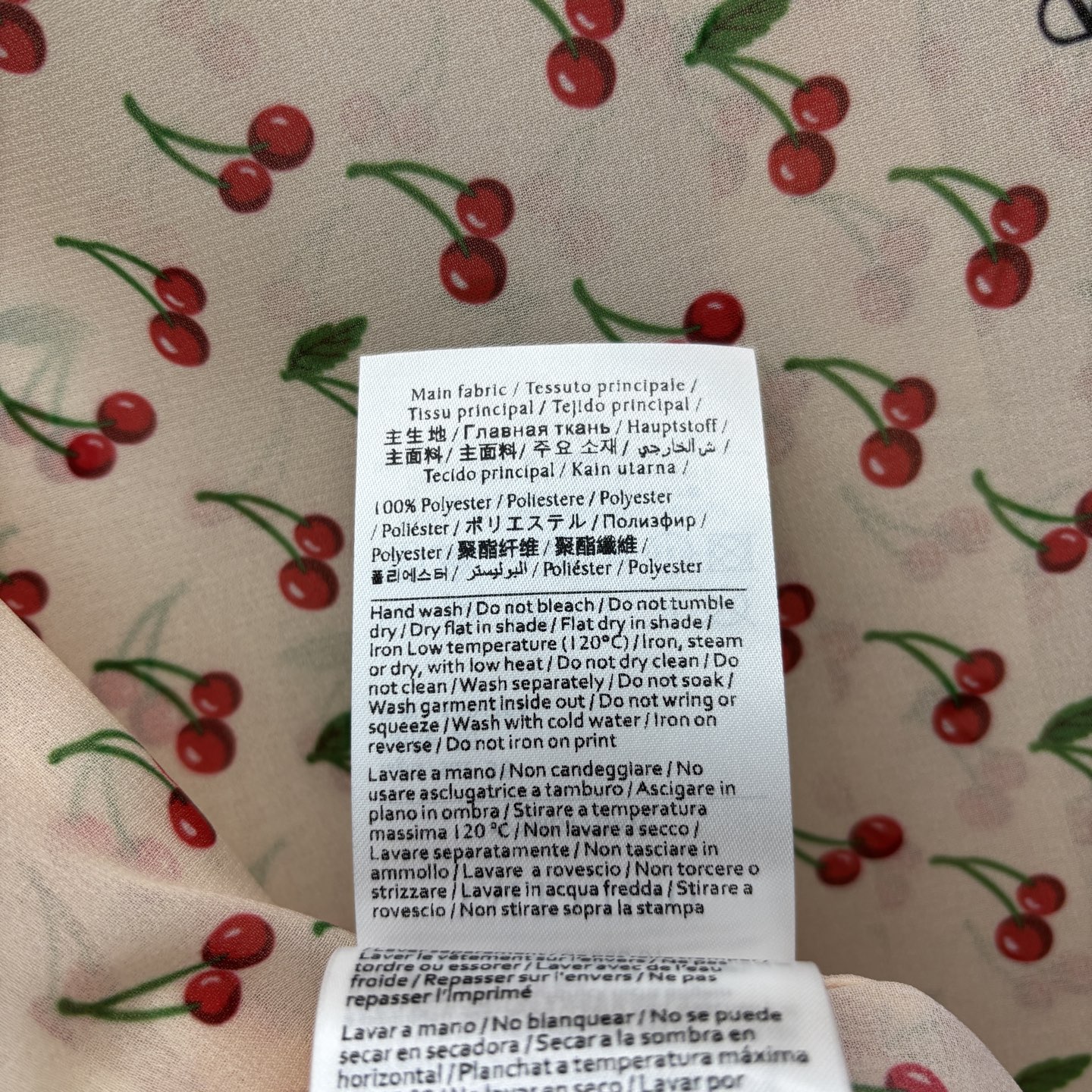 V家 25早秋新款 樱桃🍒印花立领衬衫 超日常的复古衬衫 满印樱桃🍒印花面料 吸睛又时髦 日常搭配都很好