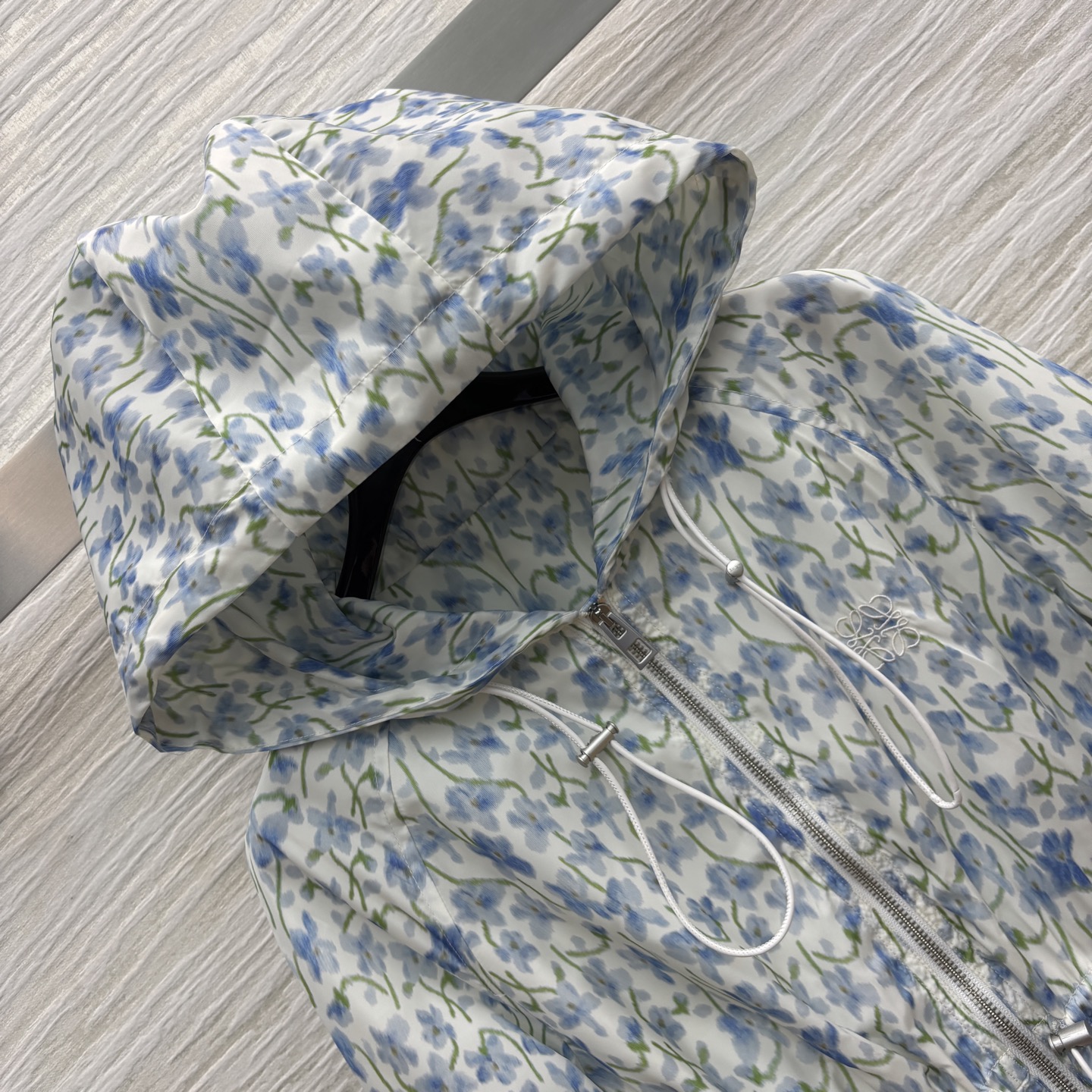 LW家 25年早秋系列 碎花印花连帽风衣外套 腰间抽绳设计 刺绣logo点缀 花苞版型 连帽风衣收腰设计