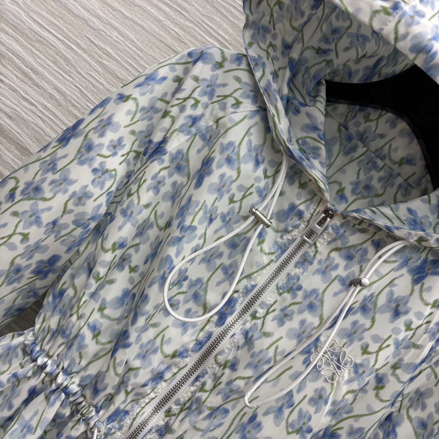 LW家 25年早秋系列 碎花印花连帽风衣外套 腰间抽绳设计 刺绣logo点缀 花苞版型 连帽风衣收腰设计
