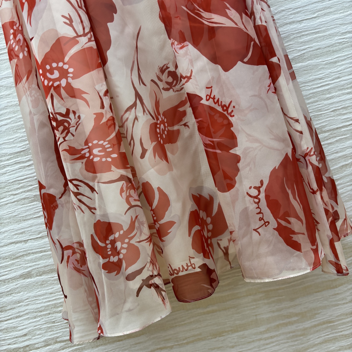 F家 25年早秋系列 唐嫣同款 花卉印花长袖连衣裙 松紧腰设计 夏日必备的度假连衣裙 拍照大片的即视感 