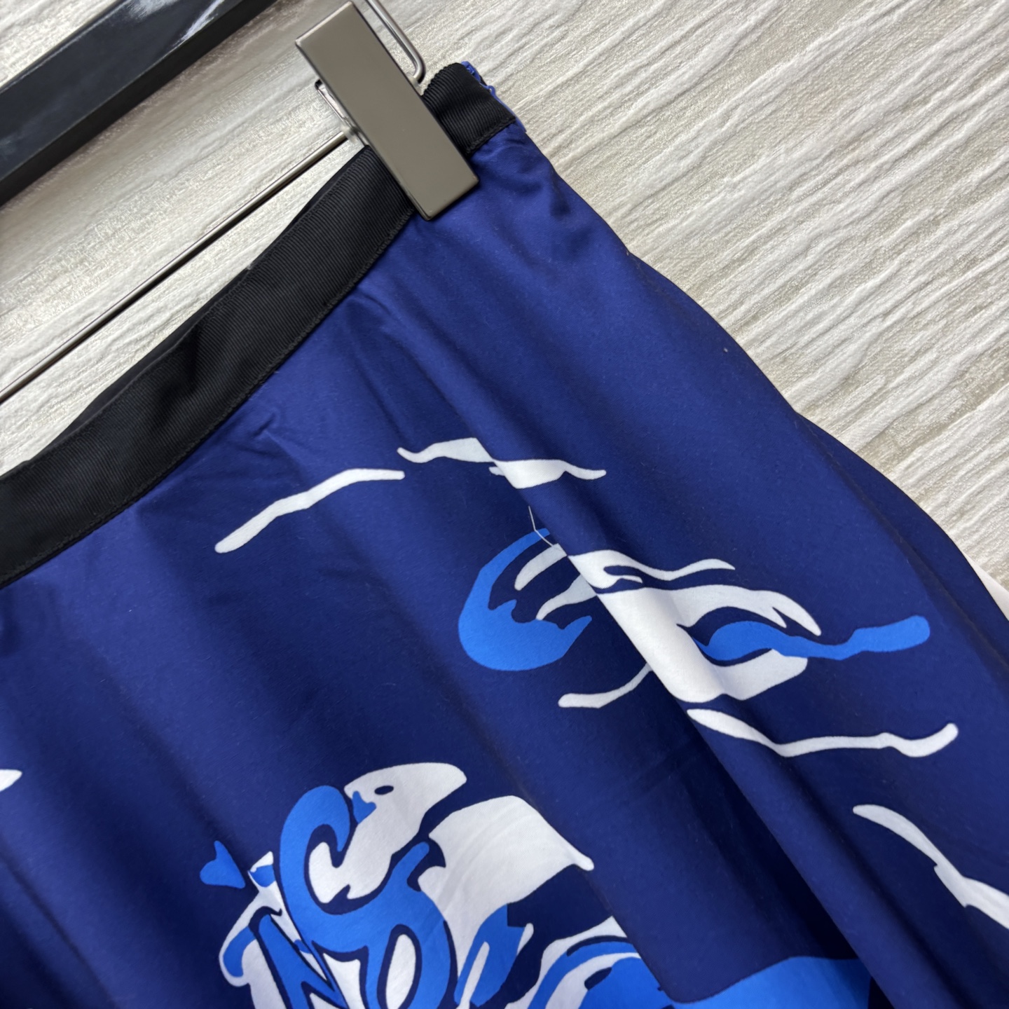 D家25新款 souvenir城市限定系列半身裙 高腰A字大裙摆 时髦又洋气 高腰版型 恰到好处的裙长 
