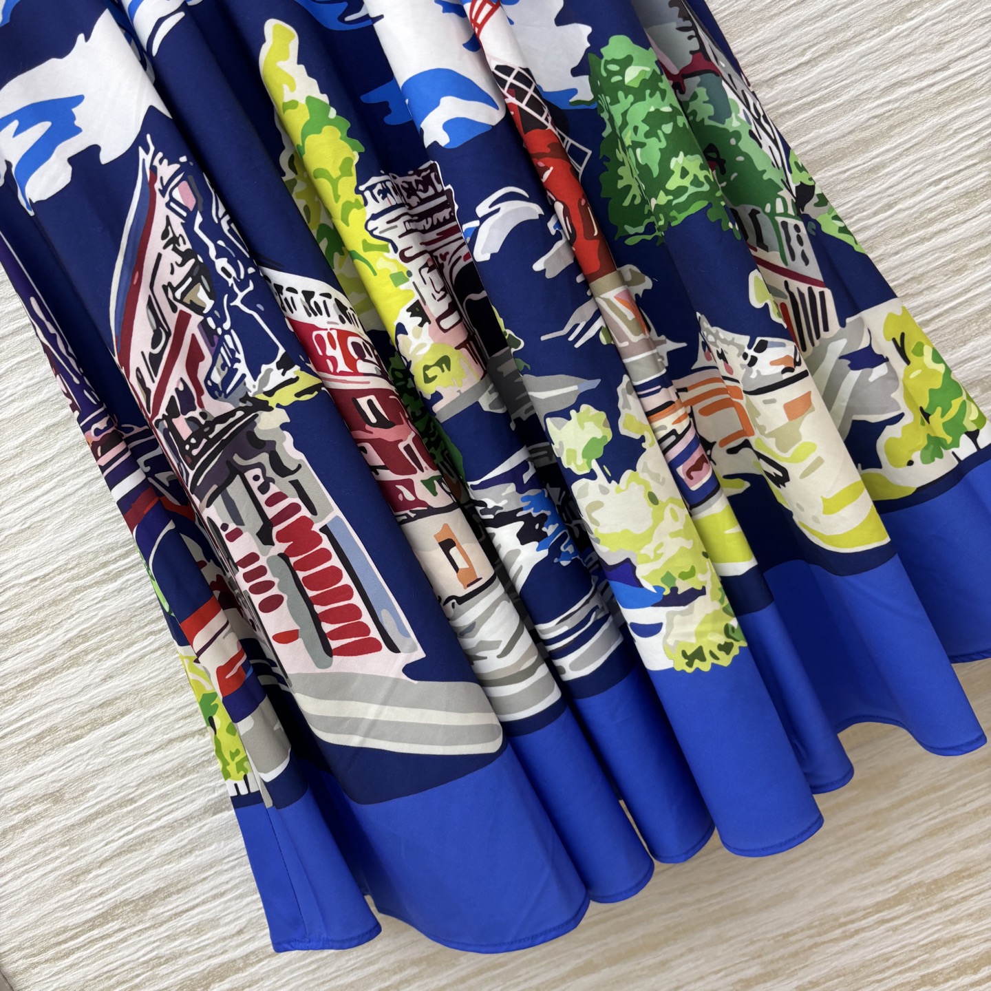 D家25新款 souvenir城市限定系列半身裙 高腰A字大裙摆 时髦又洋气 高腰版型 恰到好处的裙长 