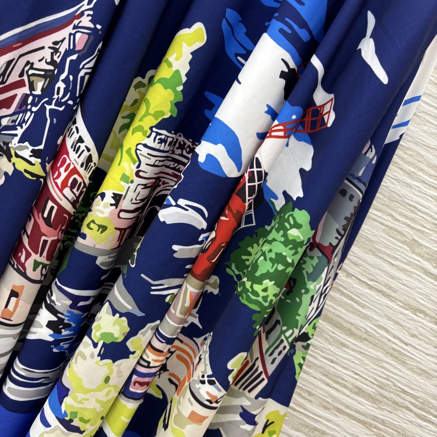 D家25新款 souvenir城市限定系列半身裙 高腰A字大裙摆 时髦又洋气 高腰版型 恰到好处的裙长 