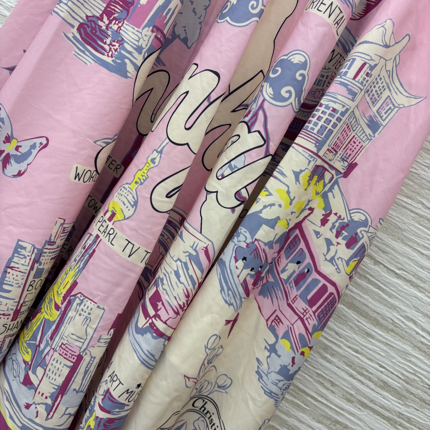 D家25新款 souvenir城市限定系列半身裙 高腰A字大裙摆 时髦又洋气 高腰版型 恰到好处的裙长 